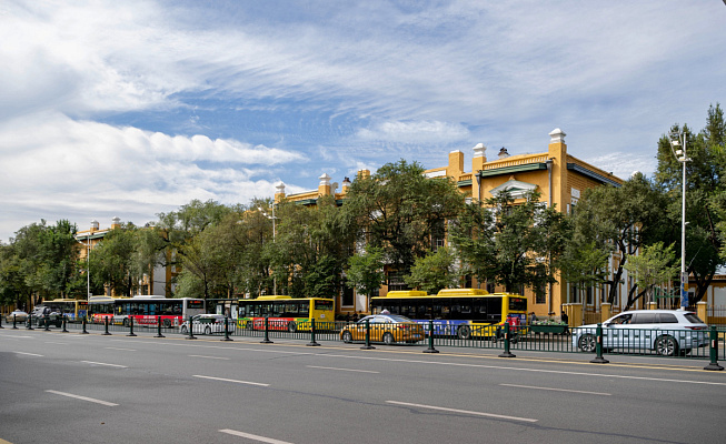 Школа компьютерной подготовки ХПУ, бывшие Мужское и Женское коммерческие училища. Вид с проспекта Сидачжи. Сентябрь 2024. Фото Елизаветы Кириной