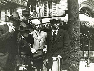 Макс Жакоб, Мария Васильева, Анри-Пьер Роше (в военной форме), Ортис де Сарате и Пабло Пикассо перед кафе «Ротонда». Снимок Жана Кокто, Париж, 1916