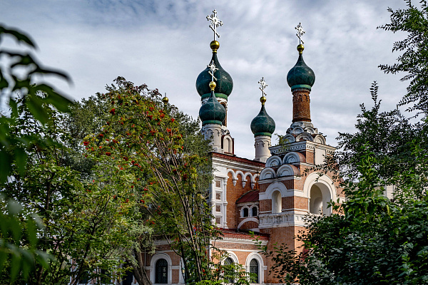 Общий вид на Иверскую церковь из ограды детского приюта "Ясли". Сентябрь 2024. Фото Елизаветы Кириной