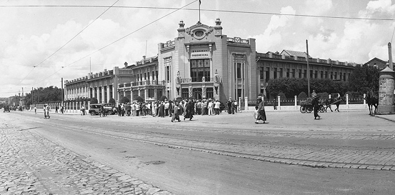 Правление КВЖД в Харбине на Вокзальном проспекте. 1932. Перед зданием стоят толпы уволенных русских служащих железной дороги, требующих от предприятия выплаты зарплаты. Источник: https://humus.livejournal.com/9221166.html