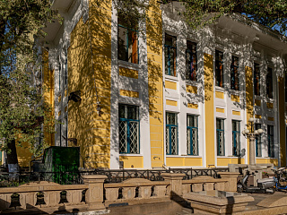 Гостиница «Врата дракона» (бывшая Железнодорожная гостиница). Боковой фасад. Сентябрь 2024. Фото Елизаветы Кириной