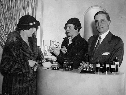 Феликс и Ирина Юсуповы демонстрируют продукцию магазина «Ирфе». 1935 (?). Источник: https://afisha.london/2021/02/12/feliks-i-irina-yusupovy-lyubov-bogatstvo-i-emigratsiya/