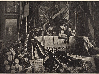 Могила П.Н. Врангеля вместе с Русскими знаменами и штандартами в Церкви Святой Троицы. После 1929