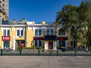 Гостиница «Врата дракона». Боковой фасад. Сентябрь 2024. Фото Елизаветы Кириной