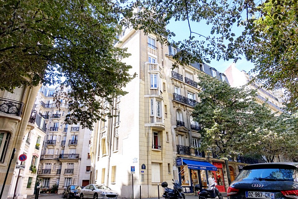 Вид на Виллу Флор с авеню Мозар. Август 2020. Источник: https://www.parisladouce.com/2020/08/paris-villa-flore-exquise-impasse.html