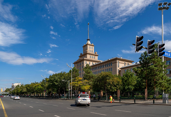 Главное здание Харбинского политехнического университета. Вид с проспекта Сидачжи. Сентябрь 2024. Фото Елизаветы Кириной