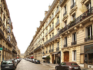 Улица де Ла Тремуйль. 2012. Фото Ralf.treinen. Источник: https://fr.wikipedia.org/wiki/Rue_de_La_Tr%C3%A9moille#/media/Fichier:Paris_rue_de_la_Tr%C3%A9moille.jpg