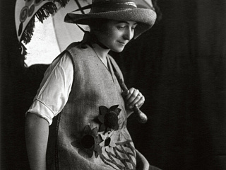 Соня Делоне в созданной ею одежде. Мадрид. 1918–1920