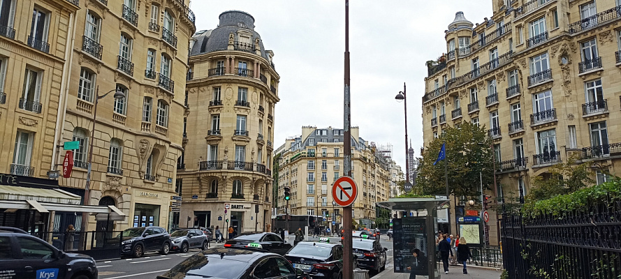 Выход на рю Жак Оффенбах со стороны станции метро Ла Мюэт. Октябрь 2024. Фото Евгения Пономарева