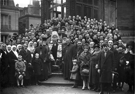 25-летие архиерейской хиротонии митрополита Евлогия. Возле храма святого Александра Невского. 25 января 1928