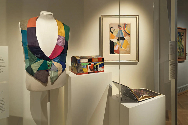 Работы Сони Делоне 1913–1914 гг.: лоскутный жилет Робера Делоне, ящик для игрушек сына Чарльза и бумажный коллаж. Фото: Брюс Уайт, Bard Graduate Center