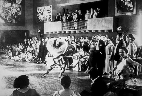 Кадр из сериала «Маленький парижанин» (реж. Р. Ле Сомптье), над оформлением которого работали супруги Делоне. 1926