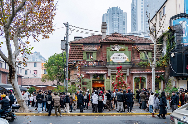 Французская кофейня «Artist La Pie» в здании, где раньше находилось кабаре «Гардения». Декабрь 2025. Фото Елизаветы Кириной