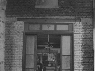 Перестройка гаража в Покровскую церковь при доме на ул. Лурмель. 1930-е. Из альбома Л.А. Зандера (Архив РСХД)