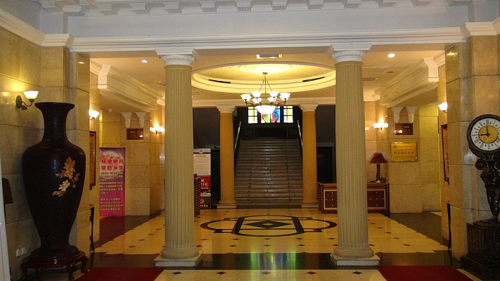 Фойе гостиницы «Врата Дракона». 2018. Источник: https://www.tripadvisor.ru/Hotel_Review-g297433-d1676020-Reviews-Longmen_Grand_Hotel-Harbin_Heilongjiang.html