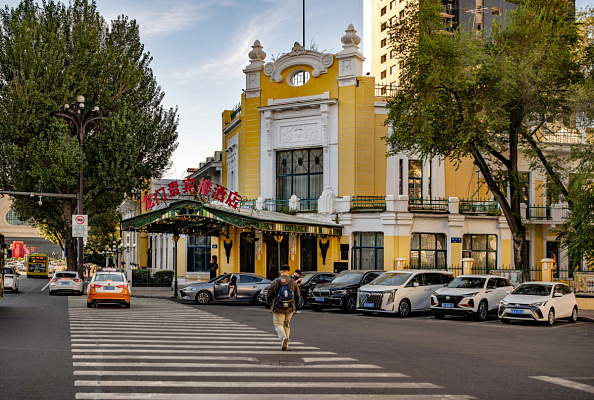 Общий вид на гостиницу «Врата дракона» и Харбинский железнодорожный вокзал со стороны Хунзюнь цзе (бывшего Вокзального проспекта). Сентябрь 2024. Фото Елизаветы Кириной