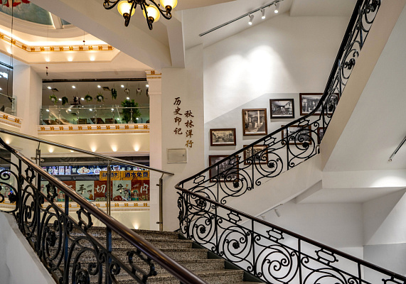 Винтовая лестница с таймлайн истории компании «И.Я. Чурин и Ко» и харбинских магазинов Чурина. Сентябрь 2024. Фото Елизаветы Кириной