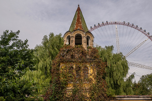 Надвратная колокольня со стороны входа с проспекта Дундачжи. Сентябрь 2024. Фото Елизаветы Кириной