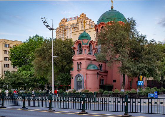 Общий вид на Свято-Покровскую церковь с проспекта Дундачжи. Сентябрь 2024. Фото Елизаветы Кириной