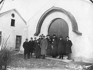 Генерал П.Н. Врангель (в центре) и архитектор В.В. Сташевский (1-й справа) перед освящением Свято-Троицой церкви в Белграде. Январь 1925.