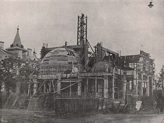 Постройка собора, сборка купола, слева расположен Архиерейский дом. Ок. 1936. Shanghai Municipal Archives. Источник: https://magazeta.com/