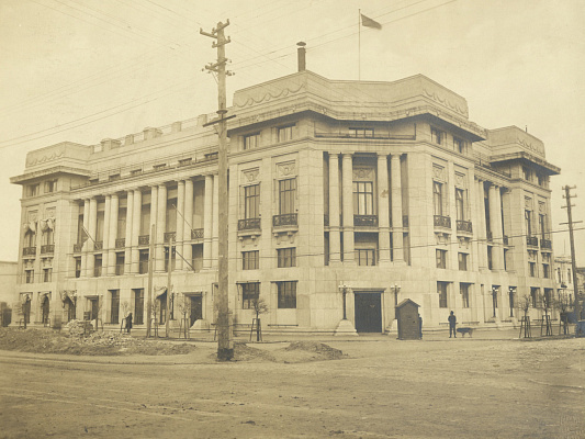 Гонконг-Шанхайский банк. Вид со стороны Водопроводной ул. 1926–1927. Источник: image id. HQ HSBC Album 0002-0052 courtesy of HSBC Archive London