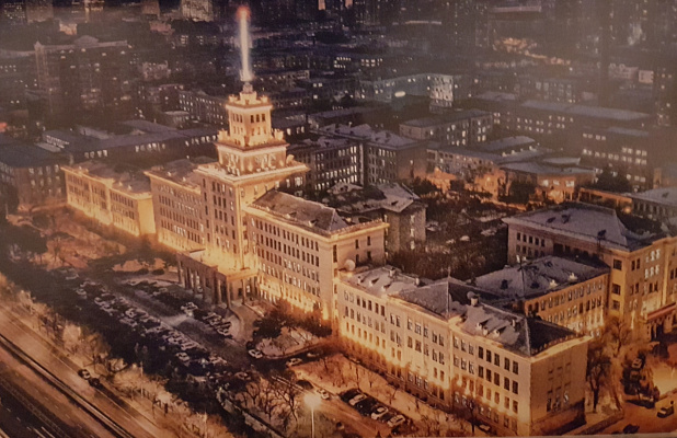 Кампус Харбинского политехнического университета. Главное здание университета. Виден советский стиль (стиль Су). 2010-е