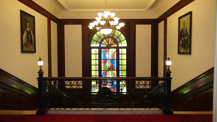 Центральная лестница современной гостиницы «Врата Дракона». 2017. Источник: https://www.tripadvisor.ru/Hotel_Review-g297433-d1676020-Reviews-Longmen_Grand_Hotel-Harbin_Heilongjiang.html