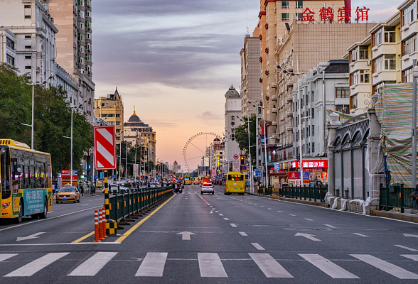 Вид на Харбинский парк развлечений (бывшее Успенское кладбище) с проспекта Дундачжи. Сентябрь 2024. Фото Елизаветы Кириной