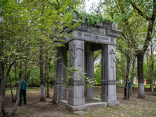 Надгробный памятник ориенталиста Н.Д. Глебова (1929). Автор Г.Г. Урзов. Сентябрь 2024. Фото Елизаветы Кириной