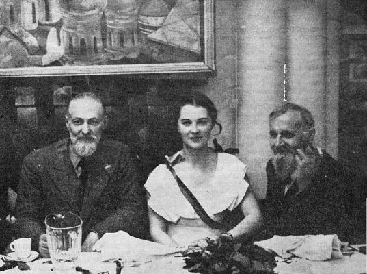 В ресторане «Московские колокола» после конкурса «Мисс Россия». Нидерландский художник Кес ван Донген, победительница Ариадна Гедеонова и Константин Коровин. Париж. 17 мая 1936. Источник: Иллюстрированная Россия. 1936. № 24 (578)