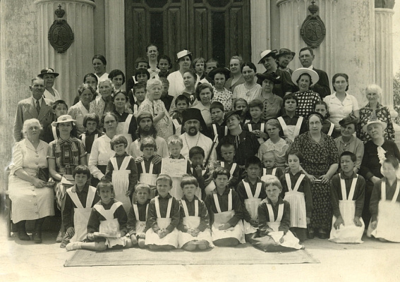 Архиепископ Нестор с детьми Дома Милосердия у входа в часовню-памятник Николаю II и Александру I Карагеоргиевичу. Конец 1930-х