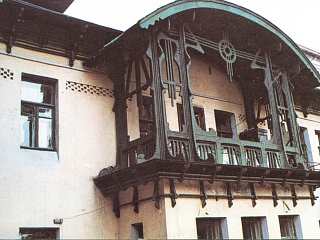 Бывший особняк Б.В. Остроумова. Дворовый фасад, фрагмент. Ул. Красной армии, 38. Ок. 1990. Источник: Чжан Хуай Шен. Архитектура Харбина. Харбин, 1990. С. 73