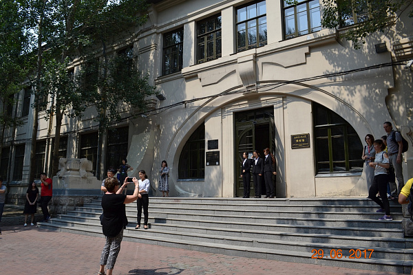 Вход в Музей Харбинского политехнического университета в историческом здании ХПИ. Июнь 2017. Фото Надежды Егоровой