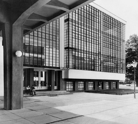 Здание Баухауз в Дессау. 1926