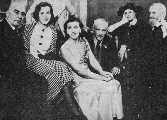 В редакции журнала на рю Клеман Маро, 24. А.И. Хатисов, М.Б Горбатовская (Мисс Россия 1935), м-ль Ушакова, Б.А. Гордон, Н.А. Тэффи, К.А. Коровин. 1936. Фото М. Бродского. Источник: Иллюстрированная Россия. 1936. № 24 (578)