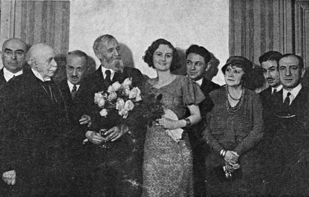 Члены жюри конкурса «Мисс Россия» и их избранница 19-летняя Татьяна Маслова. Слева направо: А.И. Хатисов, Л.Ф. Волькенштейн, Б.А. Гордон, К.А. Коровин, Т.А. Маслова, А. Седых, мадам де Валеф и др. Париж. 1933. Источник: Иллюстрированная Россия. 1933. № 18