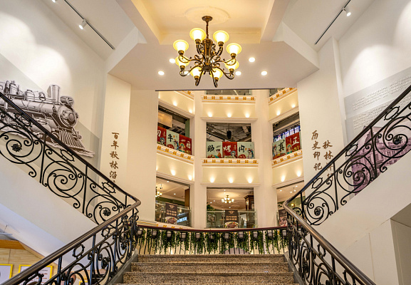 Внутренняя лестница в башне с куполом торгового дома «Цулинь». Сентябрь 2024. Фото Елизаветы Кириной