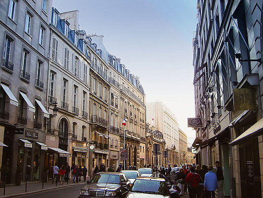 Рю дю Фобур Сен-Оноре.  2005. Источник: https://en.m.wikipedia.org/wiki/Rue_du_Faubourg_Saint-Honor%C3%A9