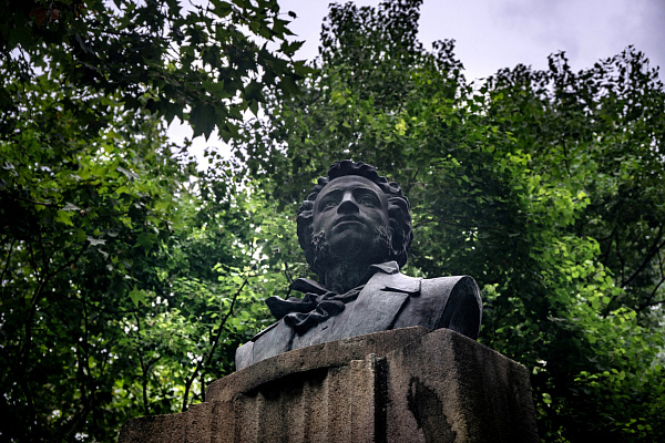 Современный шанхайский памятник А.С. Пушкину. Скульптор Гао Юньлун, архитектор Ци Цзыхун. Август 2024. Фото Елизаветы Кириной