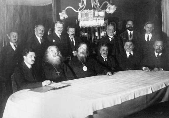 Учредительный комитет по созданию Свято-Сергиевского подворья. В центре – архим. Иоанн (Леончуков) и митр. Евлогий (Георгиевский). Париж. 1924–1925. Источник: Преп. Сергий в Париже. СПб., 2010