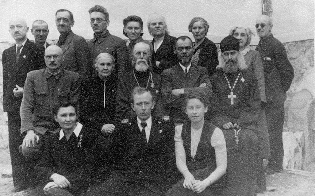 Попечители, педагоги и воспитатели «Русского дома». 1-я пол. 1940-х гг. Во втором ряду слева направо: нач. 3-го отдела БРЭМ М.А. Матковский, пред. попечительского комитета Т.В. Муханова, прот. В. Гурьев, директор В.В. Пономарев, законоучитель игум. Климен