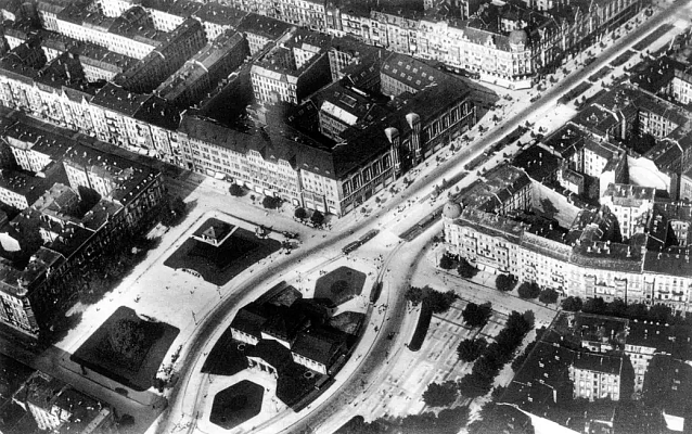 Виттенбергплац (Wittenbergplatz) и пересекающие ее Байройтер Штрассе (Bayreuther Straße) и Ансбахер Штрассе (Ansbacher Straße). 1920. Источник: https://pastvu.com/p/613903