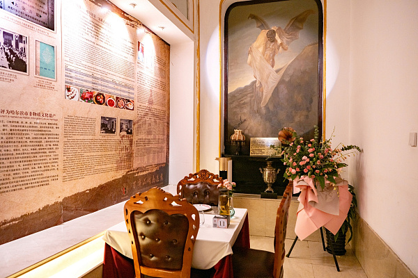 Ресторан гостиницы «Модерн». Стена с рецептами русской кухни. Сентябрь 2024. Фото Елизаветы Кириной