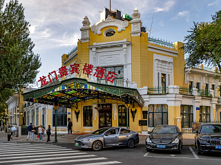 Гостиница «Врата дракона» (бывшая Железнодорожная гостиница). Сентябрь 2024. Фото Елизаветы Кириной
