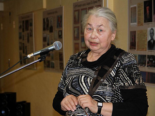 Людмила Александровна Соколова, уроженка Харбина, создатель куклы-экспоната воспитанника «Русского дома» для личной коллекции «Кукломорье». Москва, ДРЗ, 2016