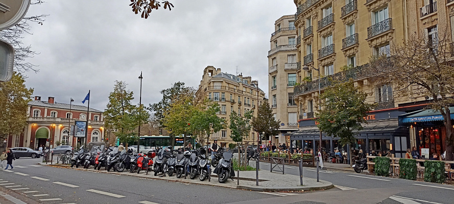 Выход на рю Жак Оффенбах со стороны станции метро Ла Мюэт (La Muette). Октябрь 2024. Фото Евгения Пономарева