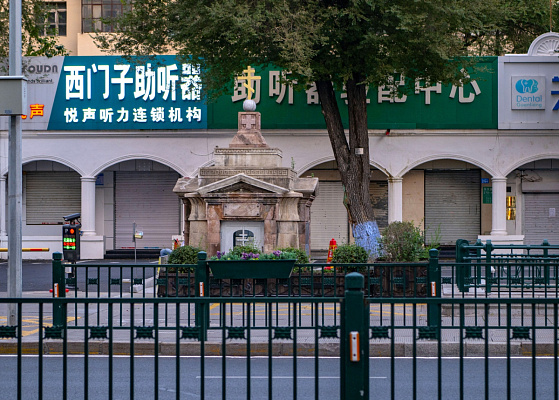 Братская могила двух офицеров и 22-х нижних чинов Охранной стражи – единственный сохранившийся памятник на месте бывшего Старо-Покровского кладбища. Сентябрь 2024. Фото Елизаветы Кириной