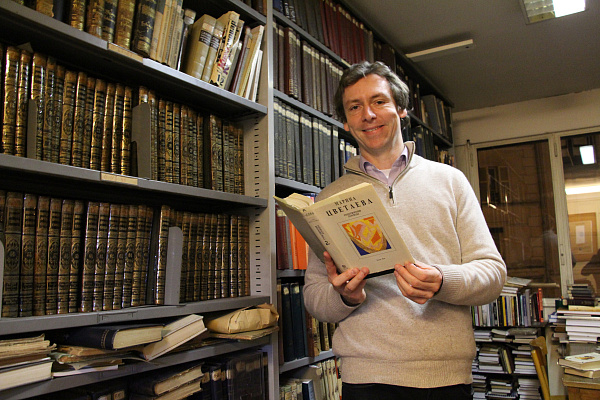 Флоран Дельпорте, организатор мероприятий, посвященных жизни и творчеству Марины Цветаевой, в читальном зале Тургеневской библиотеки. 2005. Фото Бориса Гесселя (Русский очевидец, Париж)