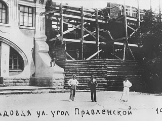 Возведение правого крыла Института на углу Правленской и Садовой улиц. 1926